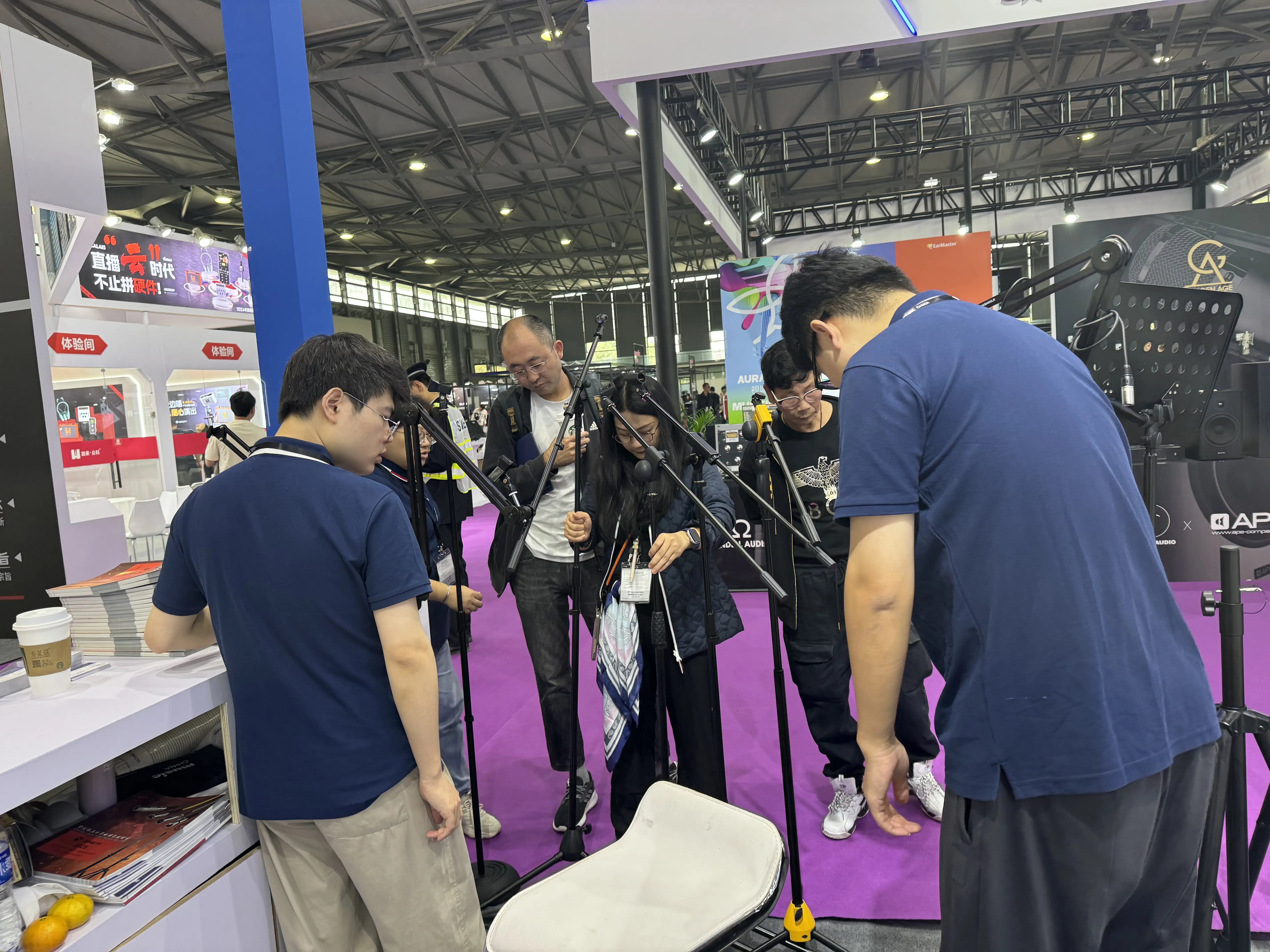 觀眾正在參觀展品