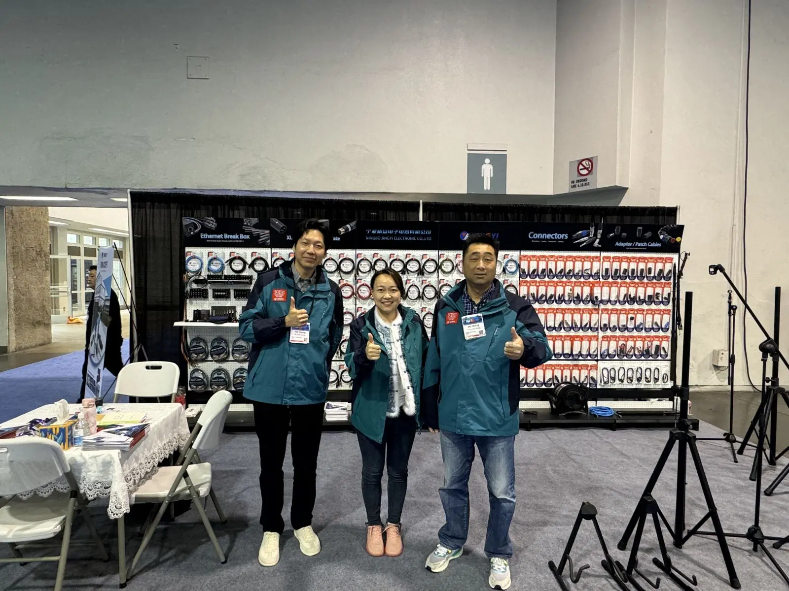 NAMM SHOW 上的銷售團隊.jpg